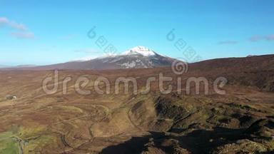 朝埃里加尔山旁边的阿格拉莫尔山飞去，这是爱尔兰多尼加尔最高的山